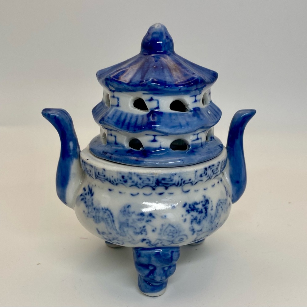Porcelain pagoda‎ censer